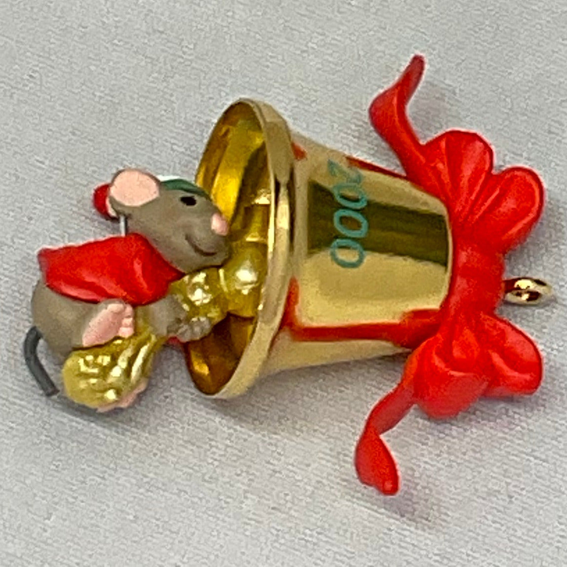 2000 Hallmark Keepsake Collectors Club Ornament "A Friend Chimes In" w/Box