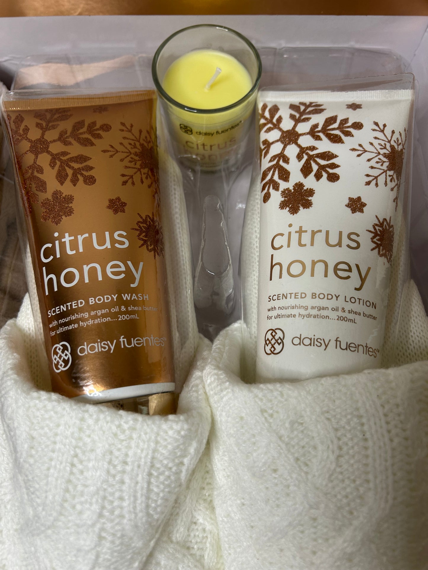 Daisy Fuentes 5 Piece Self Care Set Robe Slippers Lotions