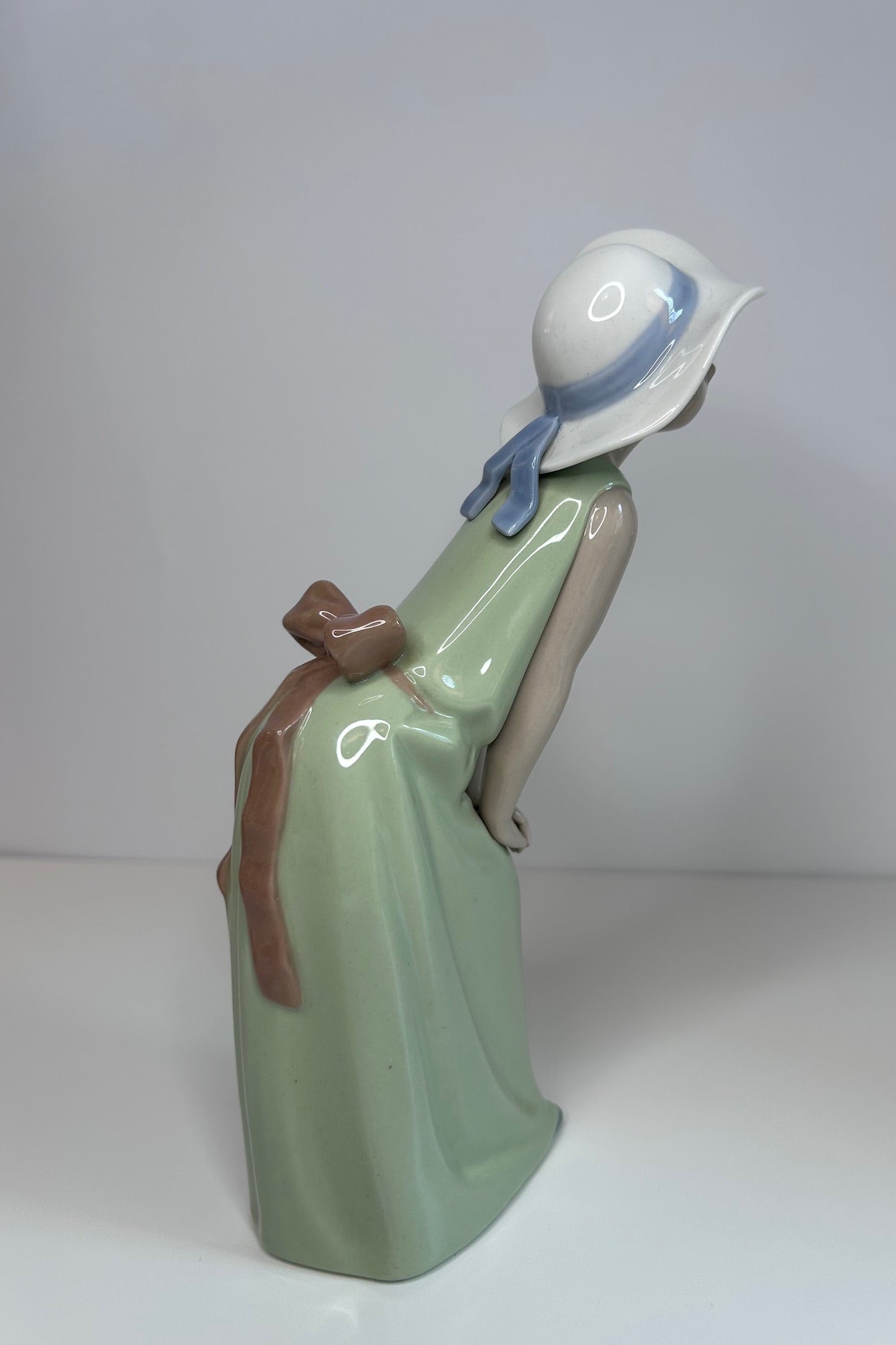 Lladro Porcelain Collectible Figurine Curious Girl with Straw Hat #5009 Vintage 1980s Spain