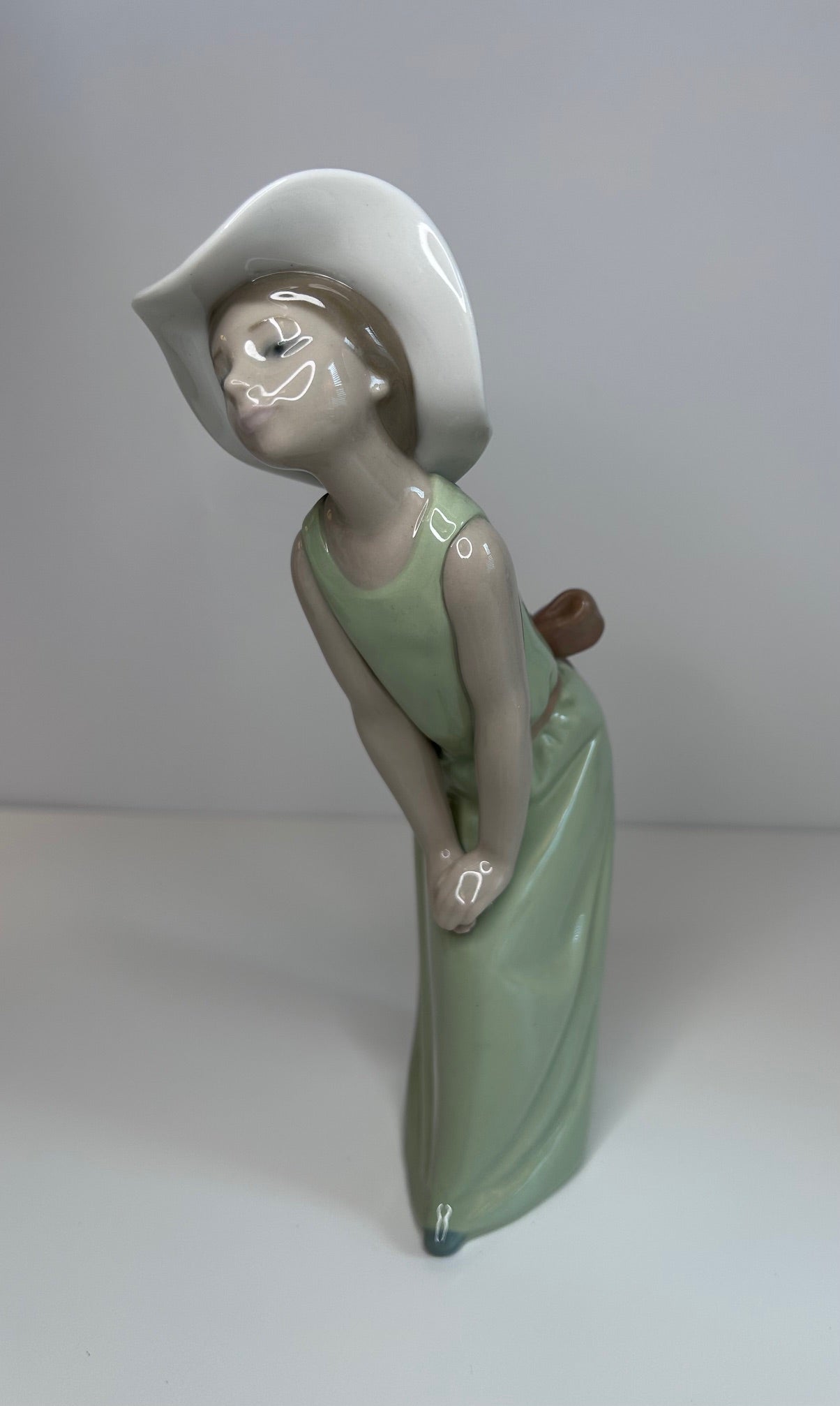 Lladro Porcelain Collectible Figurine Curious Girl with Straw Hat #5009 Vintage 1980s Spain