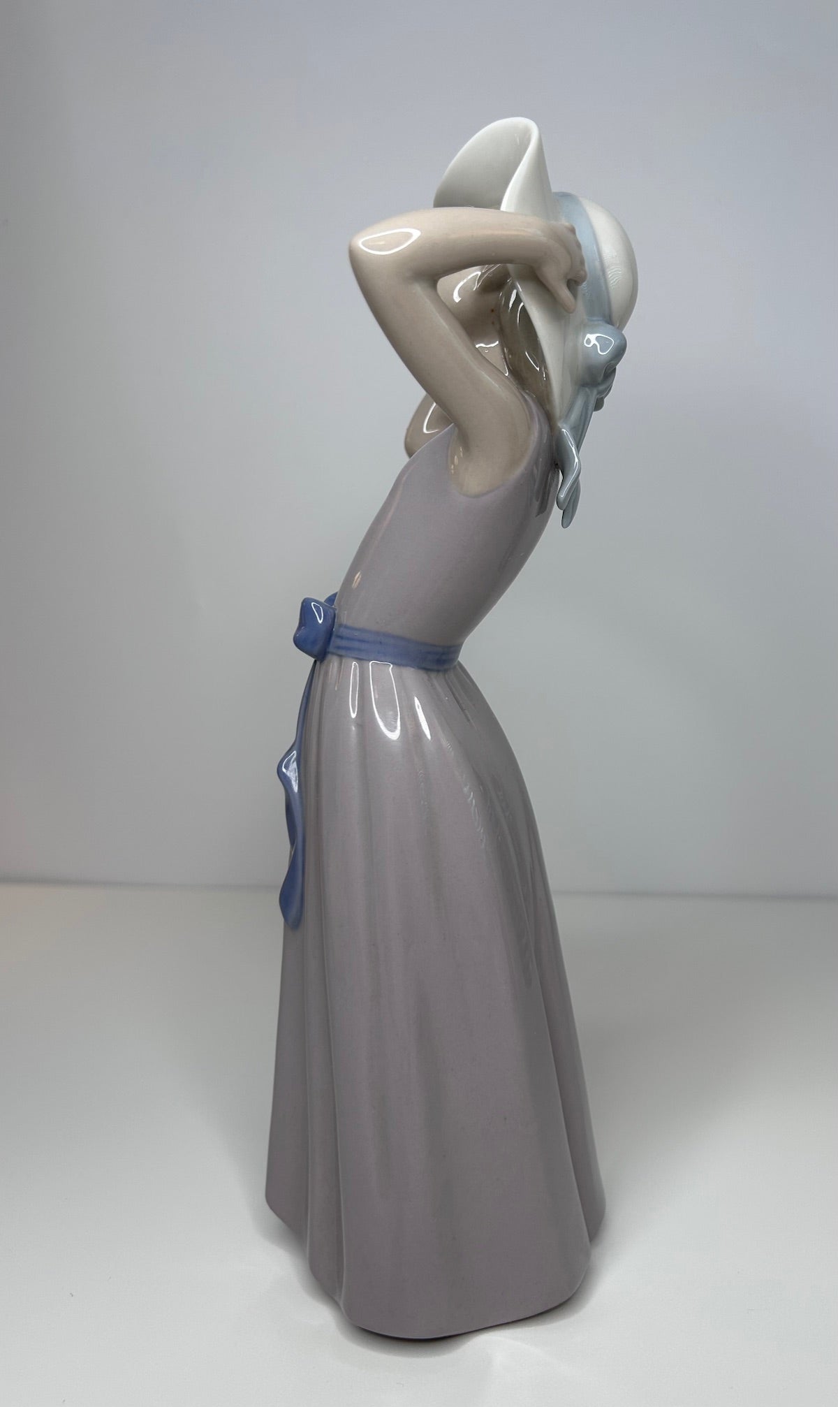 Lladro Porcelain Collectible Figurine Girl Trying on Straw Hat #5011 Vintage 1980s Spain