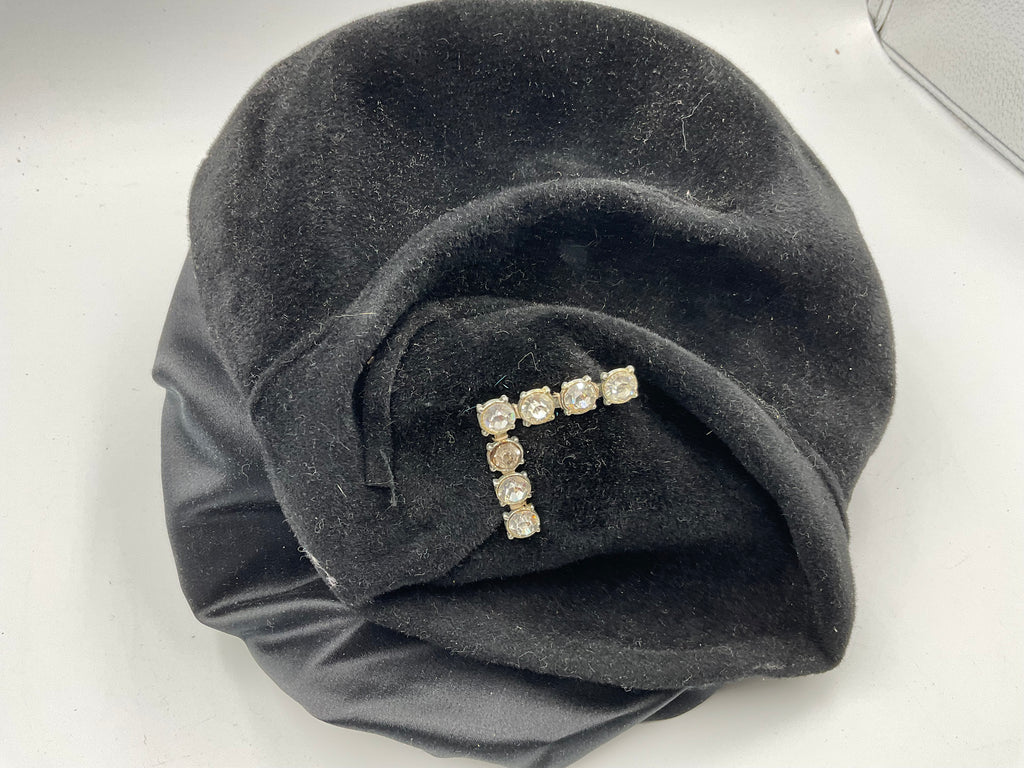 Black hat with seven diamonds