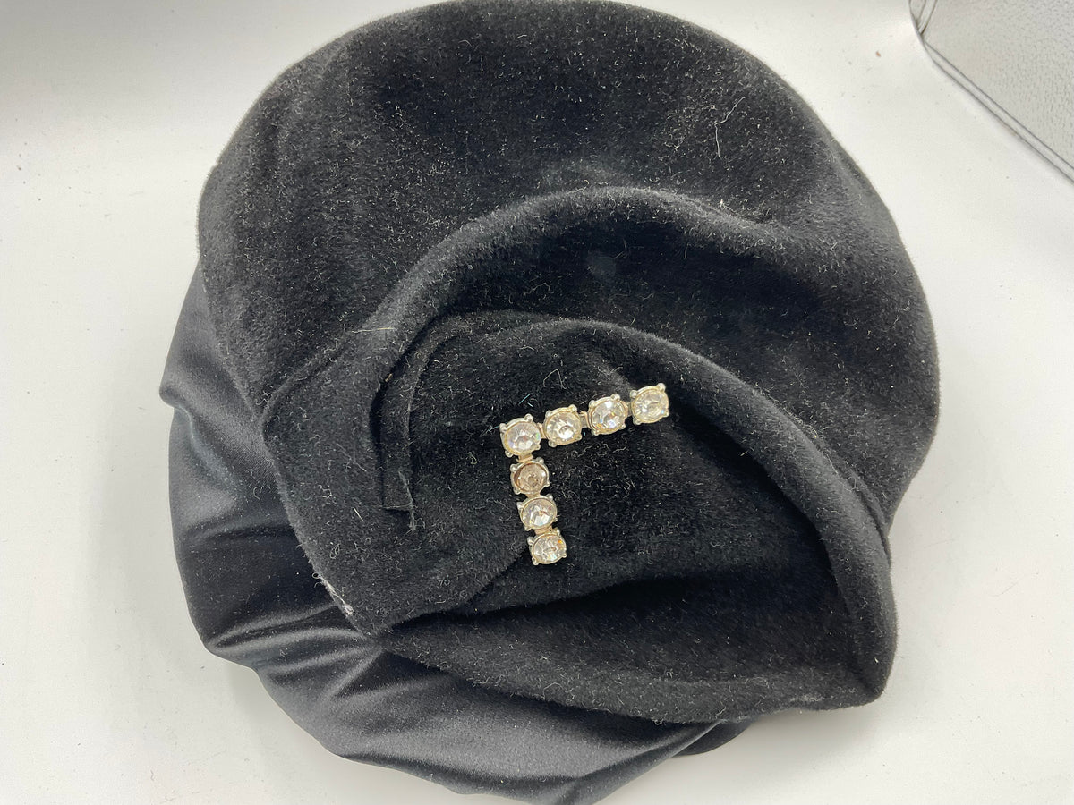 Black hat with seven diamonds