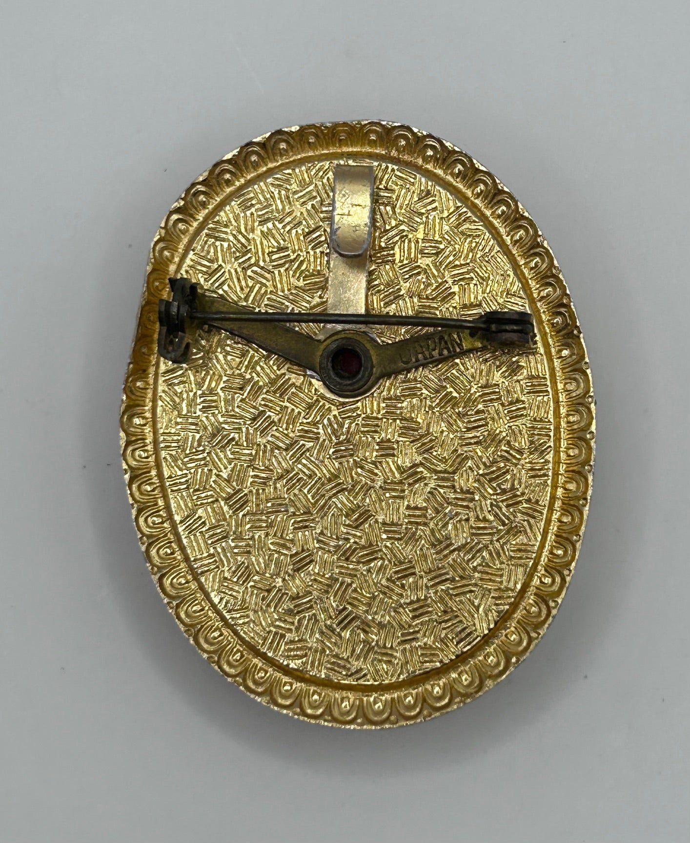 Victorian Woman Style Cameo Brooch Antiqued Gold Tone Pin Peach White Bust