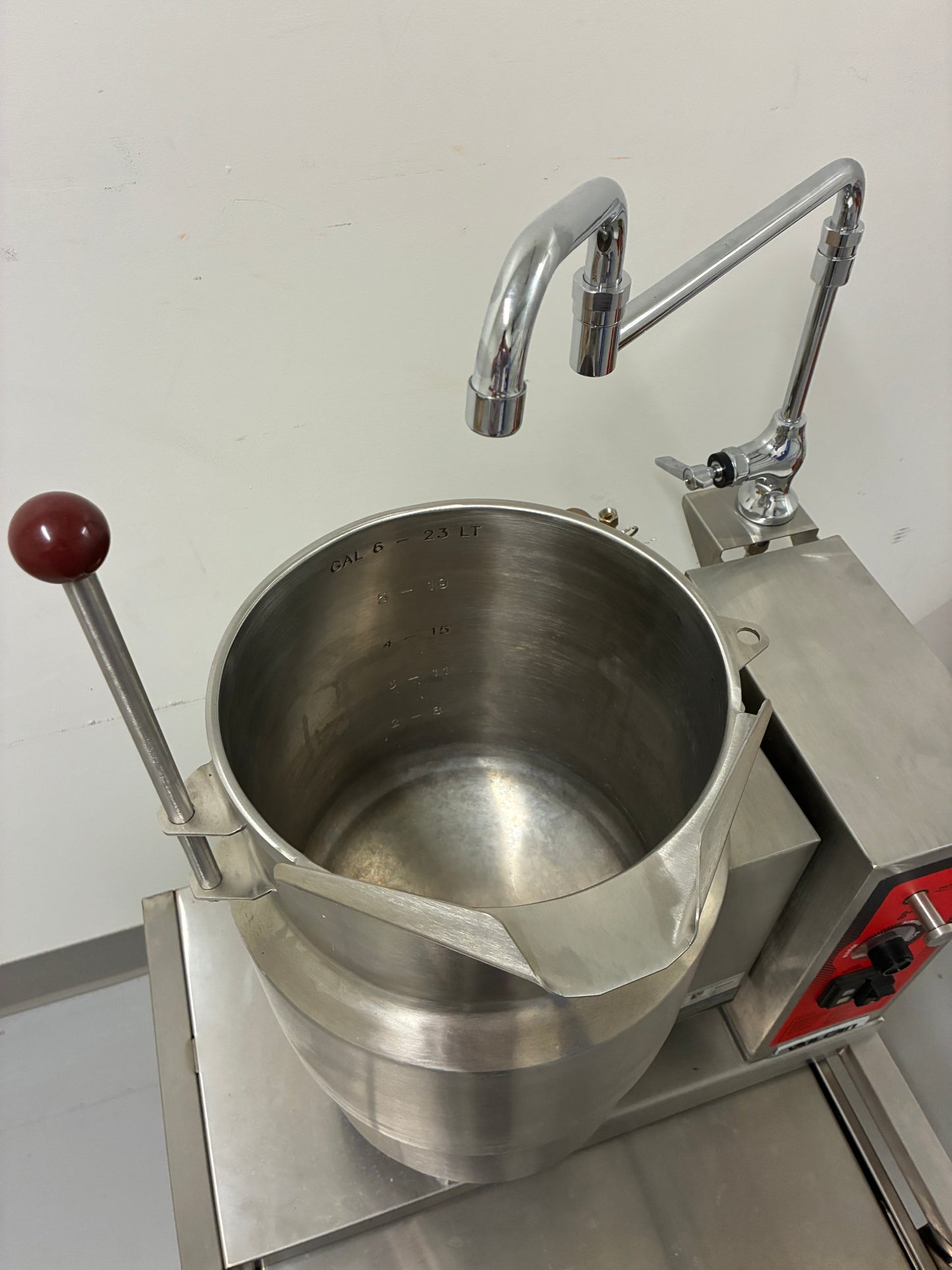 Brand New 2024 Vulcan K6Ett-7 6 Gallon Tilting Electric Steam Jacketed Kettle 7.5kw 208V with Base Table Stand