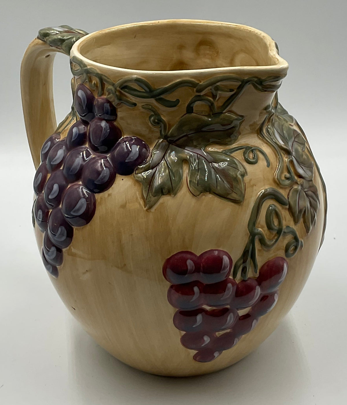 Noble Excellence Meritage 96 Oz Grape Vine Ceramic Pitcher 8.25"