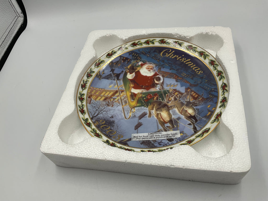 2003 Avon Christmas Collector’s Plate “Coming To Town”