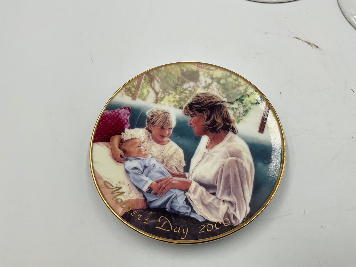 Avon Set Of 3 Mother’s Day Plates “Mother’s Joy ,Blossoms Of love ,And A Mother’s Love” Set of 3