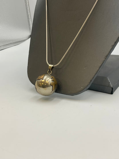 Vintage Sterling Silver Chain Globe Pendant Necklace
