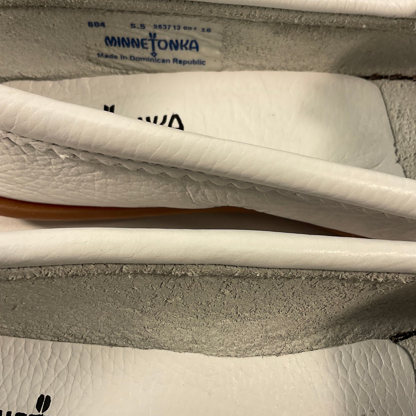 MINNETONKA White Leather Beaded Thunderbird Indian Moccasin Loafers Women's Shoes Size 5.5