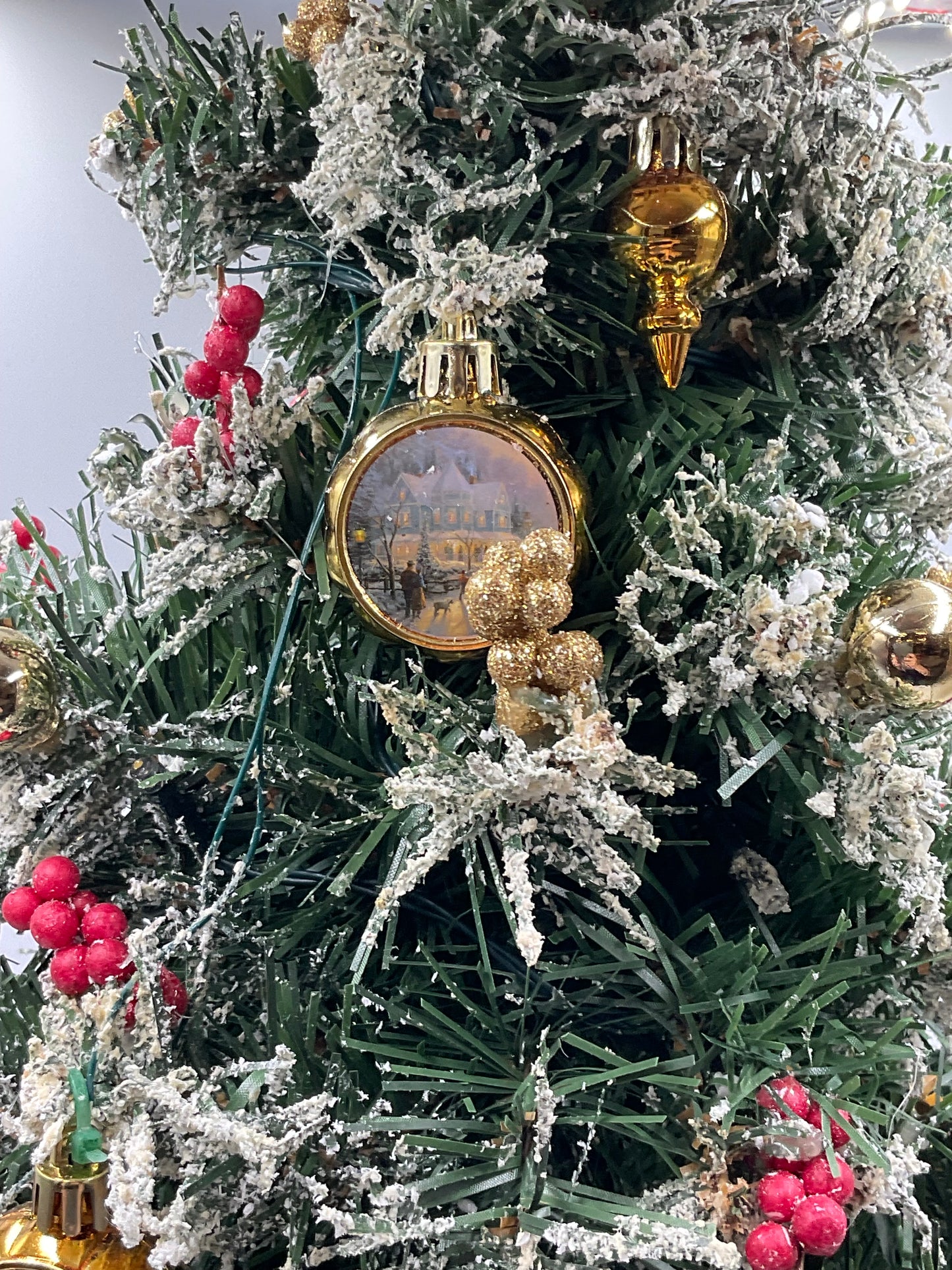Thomas Kincaid Illuminated Musical Snow Globe Tabletop Christmas Tree