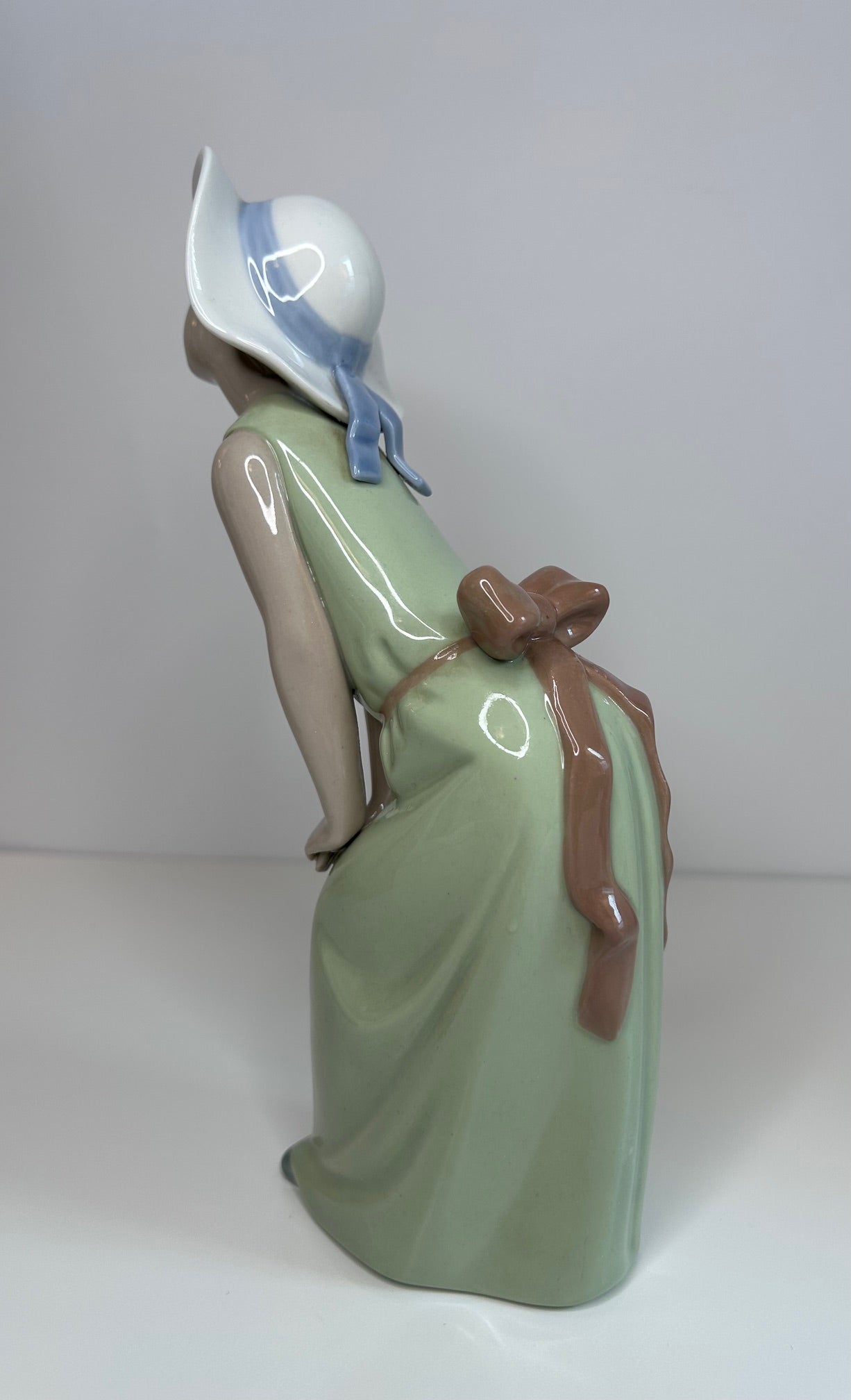 Lladro Porcelain Collectible Figurine Curious Girl with Straw Hat #5009 Vintage 1980s Spain