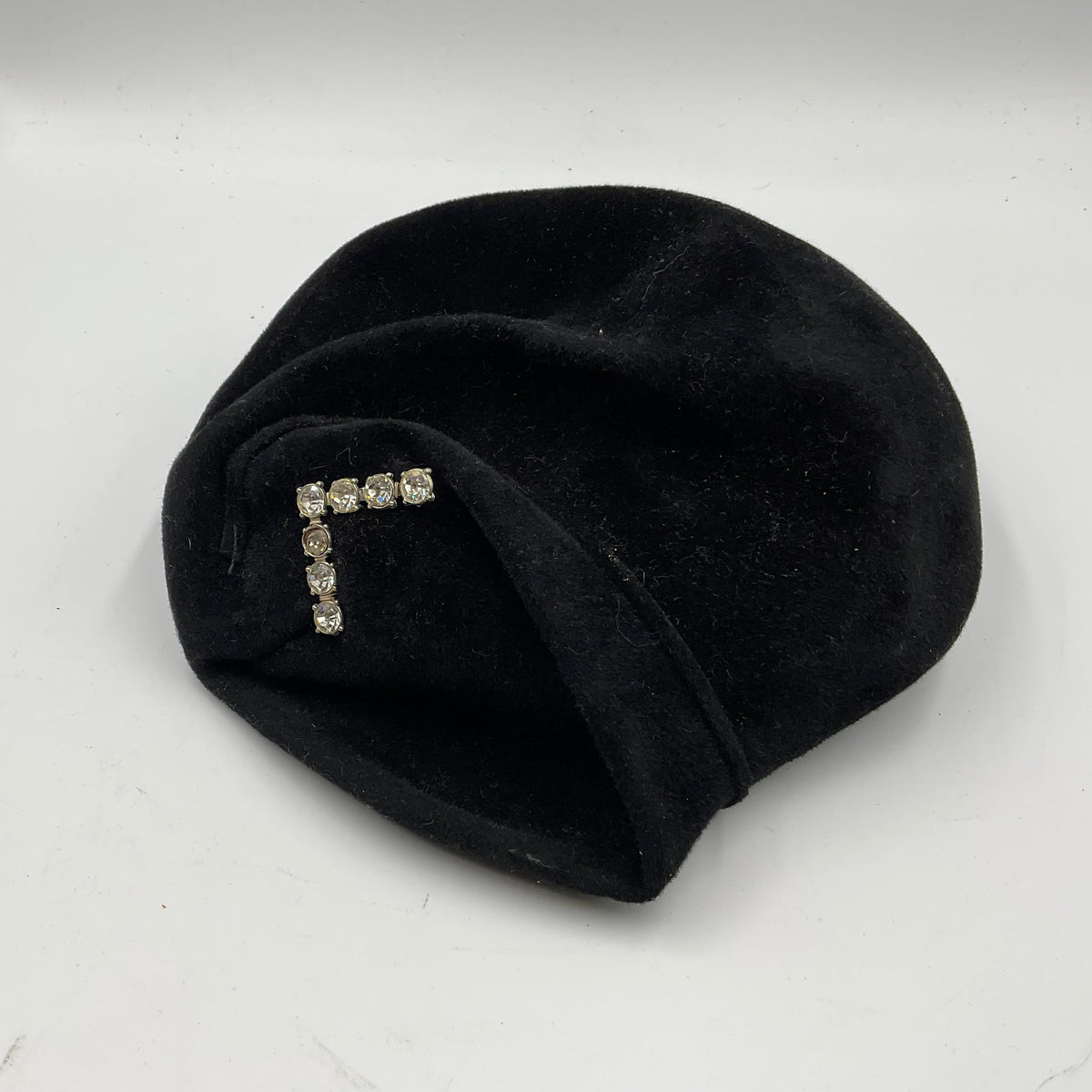 Black hat with seven diamonds