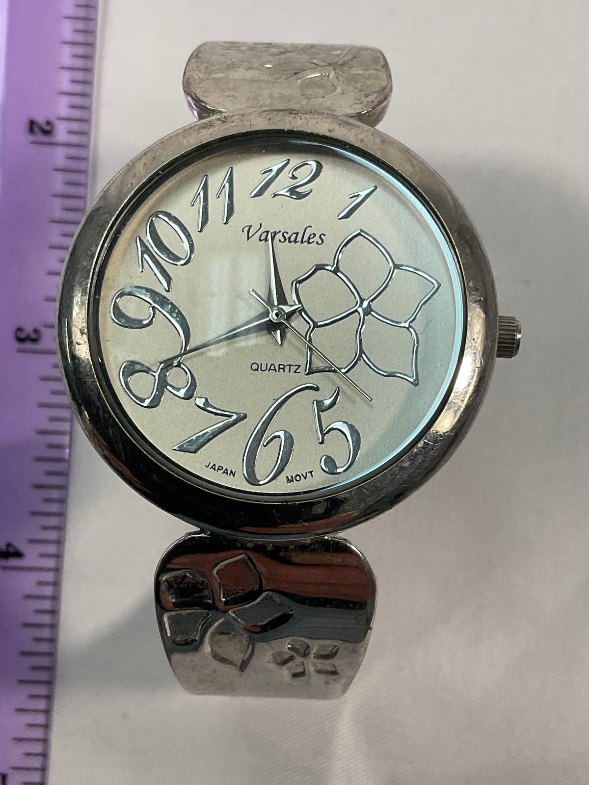 Varsales Silvertone Quartz Hinged Bracelet Style Women's Watch Pre-Owned with New Battery