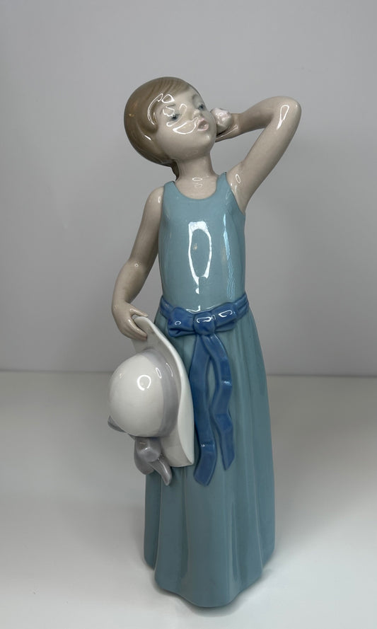Lladro Porcelain Collectible Figurine Prissy Coiffure Girl with Straw Hat #5010 Vintage 1980s Spain