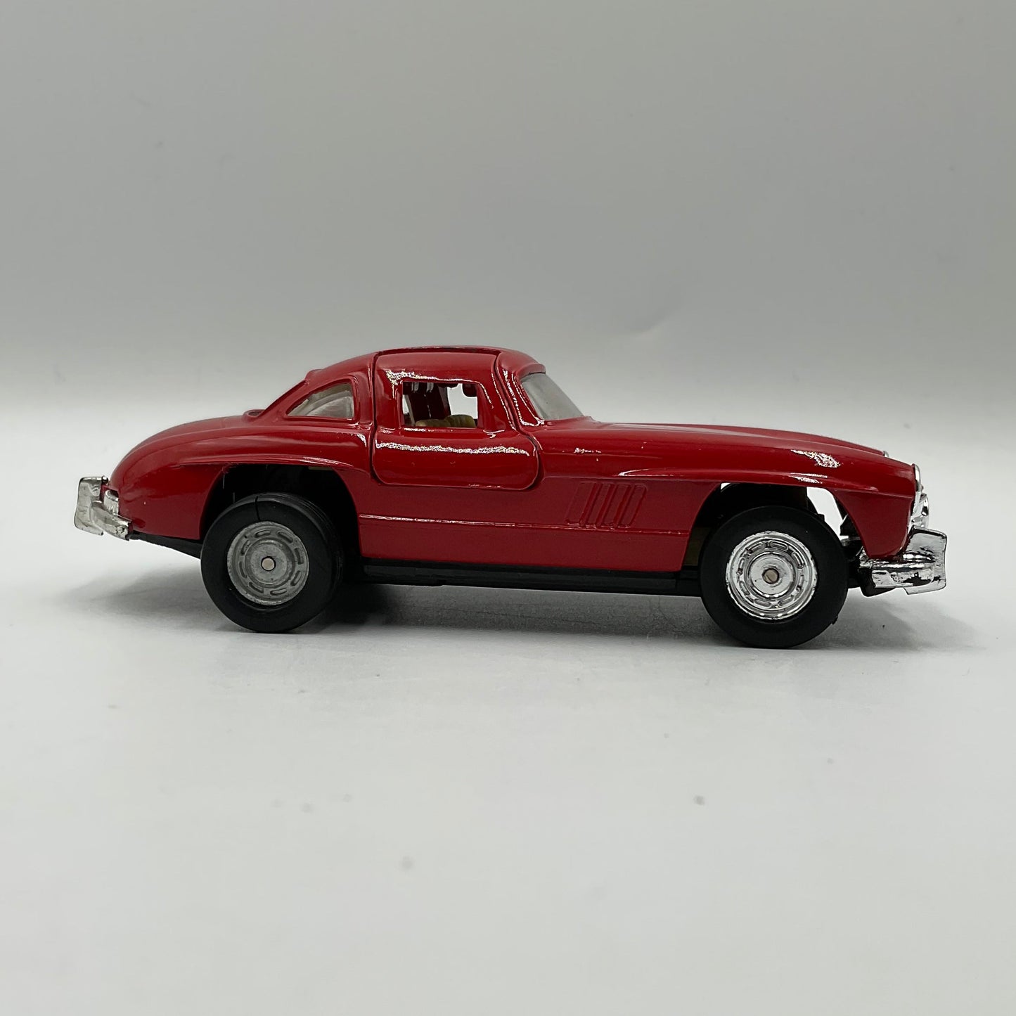1950's 1/40 Scale Model Red Kinsmart Mercedes-Benz 300SL Die-Cast Scale Model Replica Car