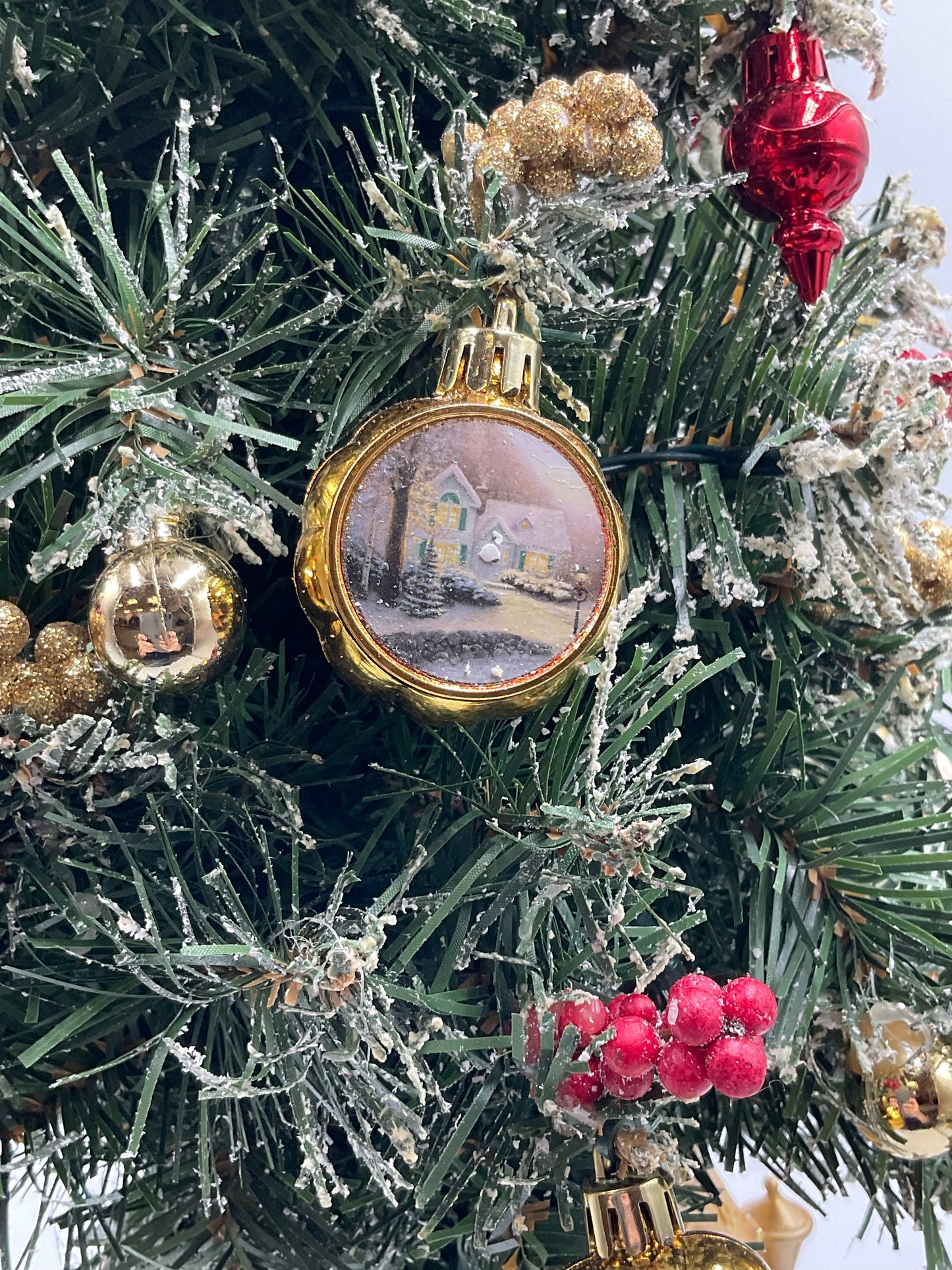Thomas Kincaid Illuminated Musical Snow Globe Tabletop Christmas Tree
