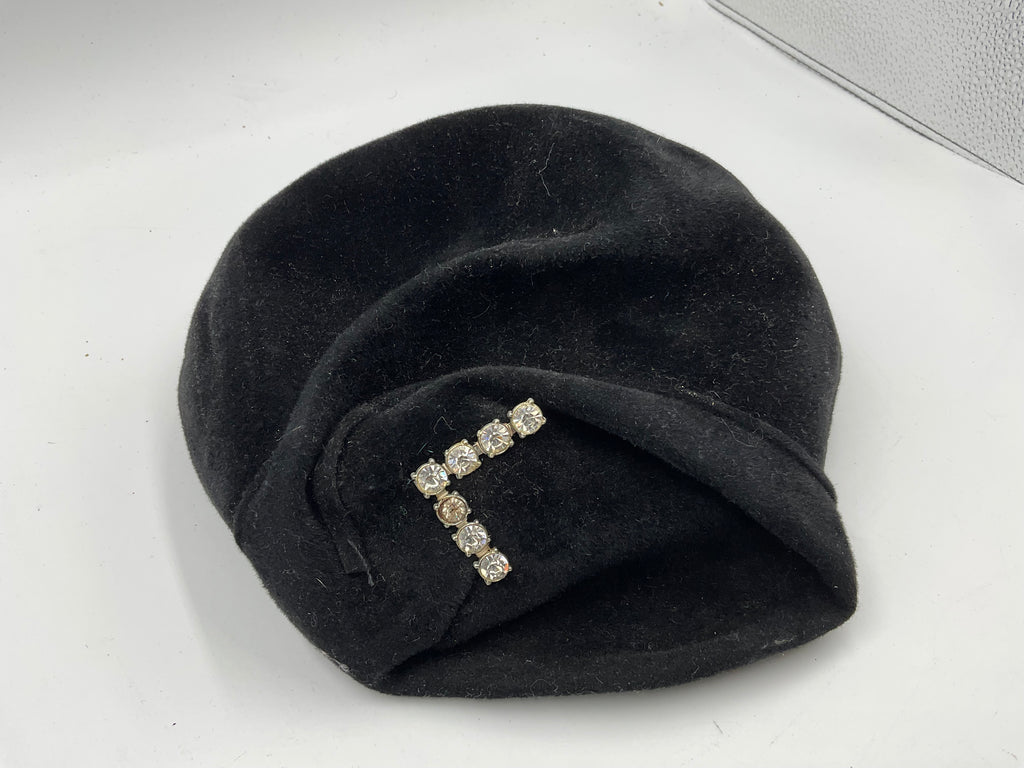 Black hat with seven diamonds