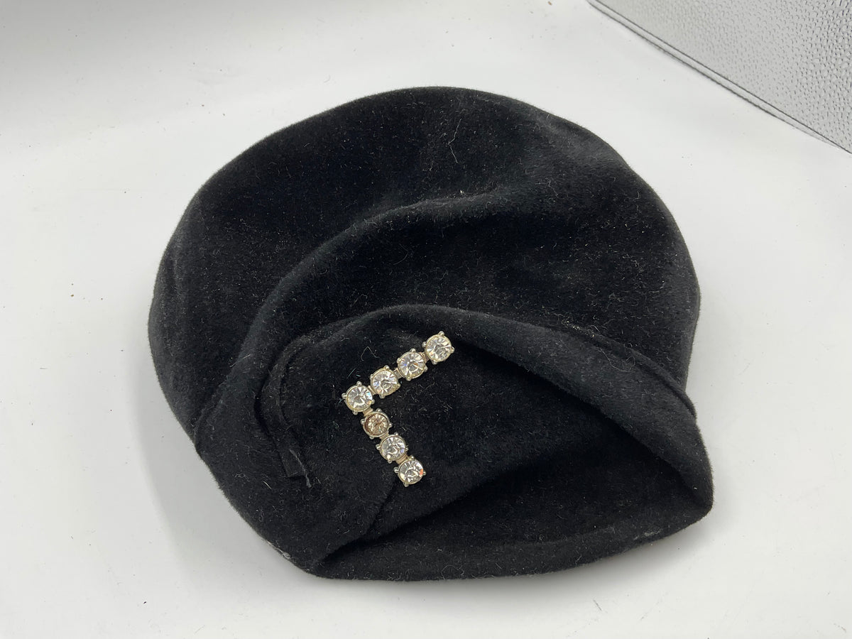 Black hat with seven diamonds
