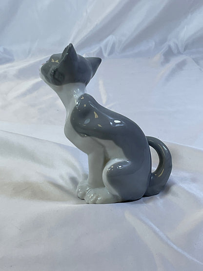 Lladro Vintage 1981 Handmade in Spain Porcelain Cat Figure "Feed Me" #5113