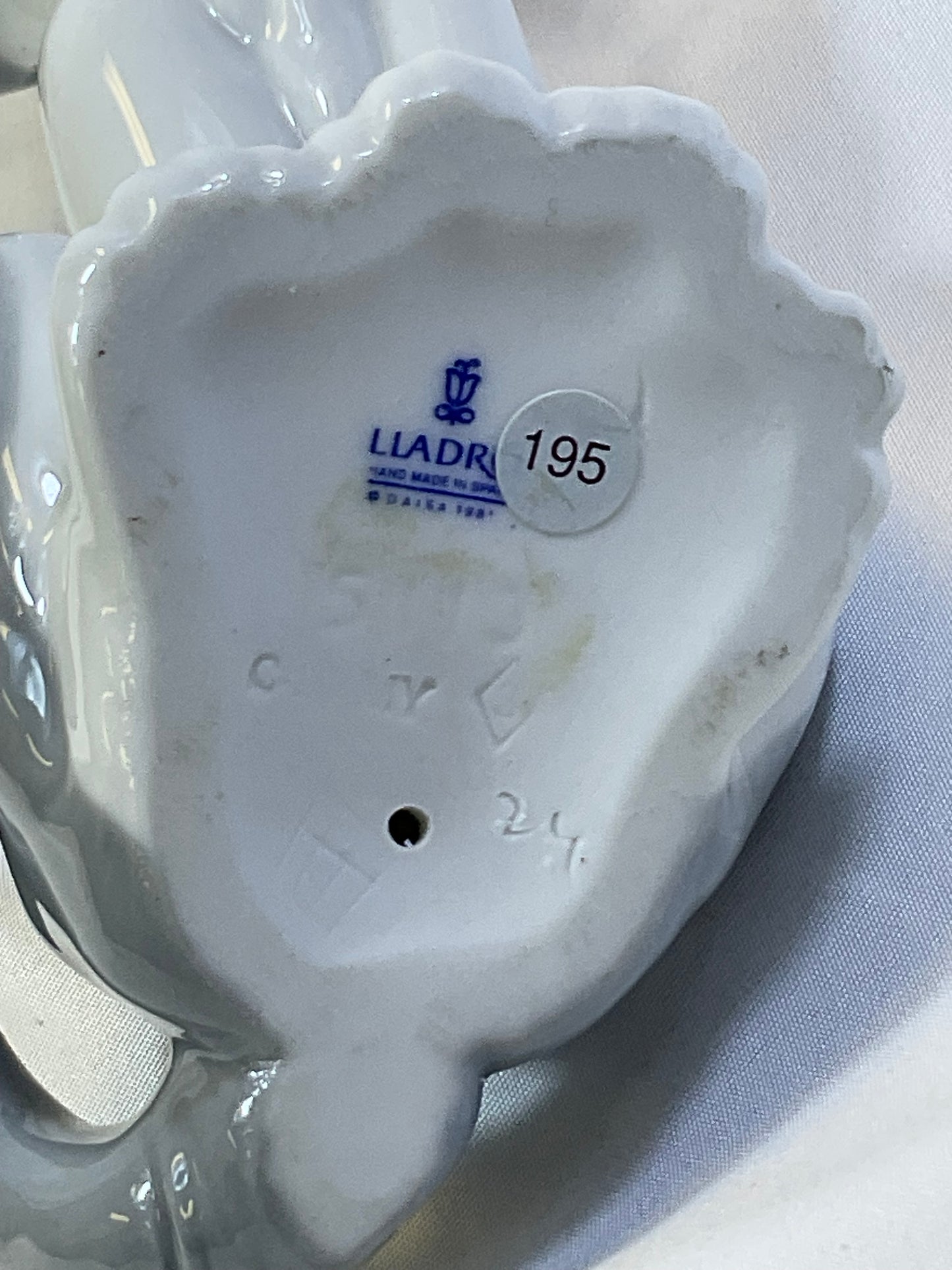 Lladro Vintage 1981 Handmade in Spain Porcelain Cat Figure "Feed Me" #5113