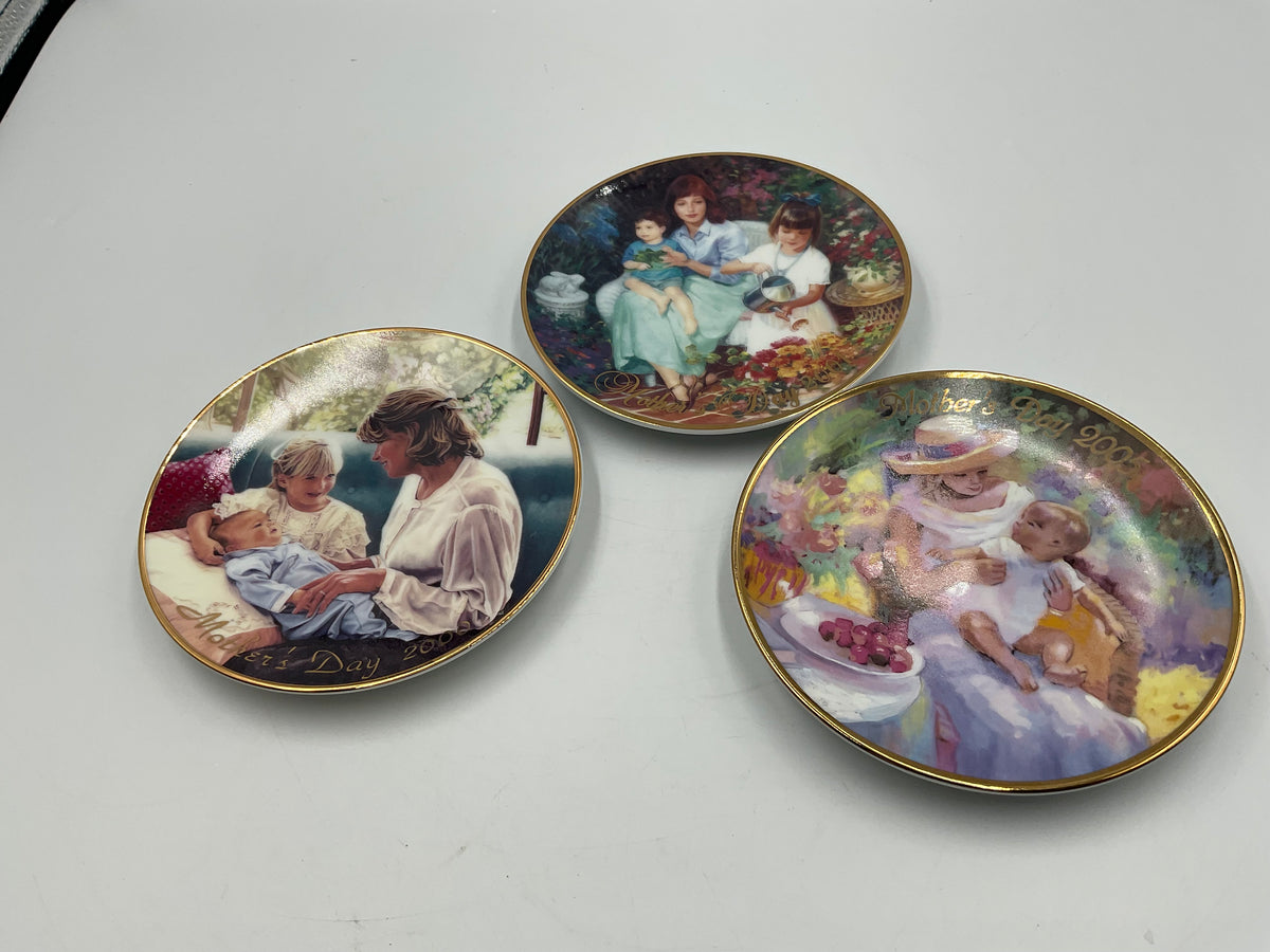 Avon Set Of 3 Mother’s Day Plates “Mother’s Joy ,Blossoms Of love ,And A Mother’s Love” Set of 3