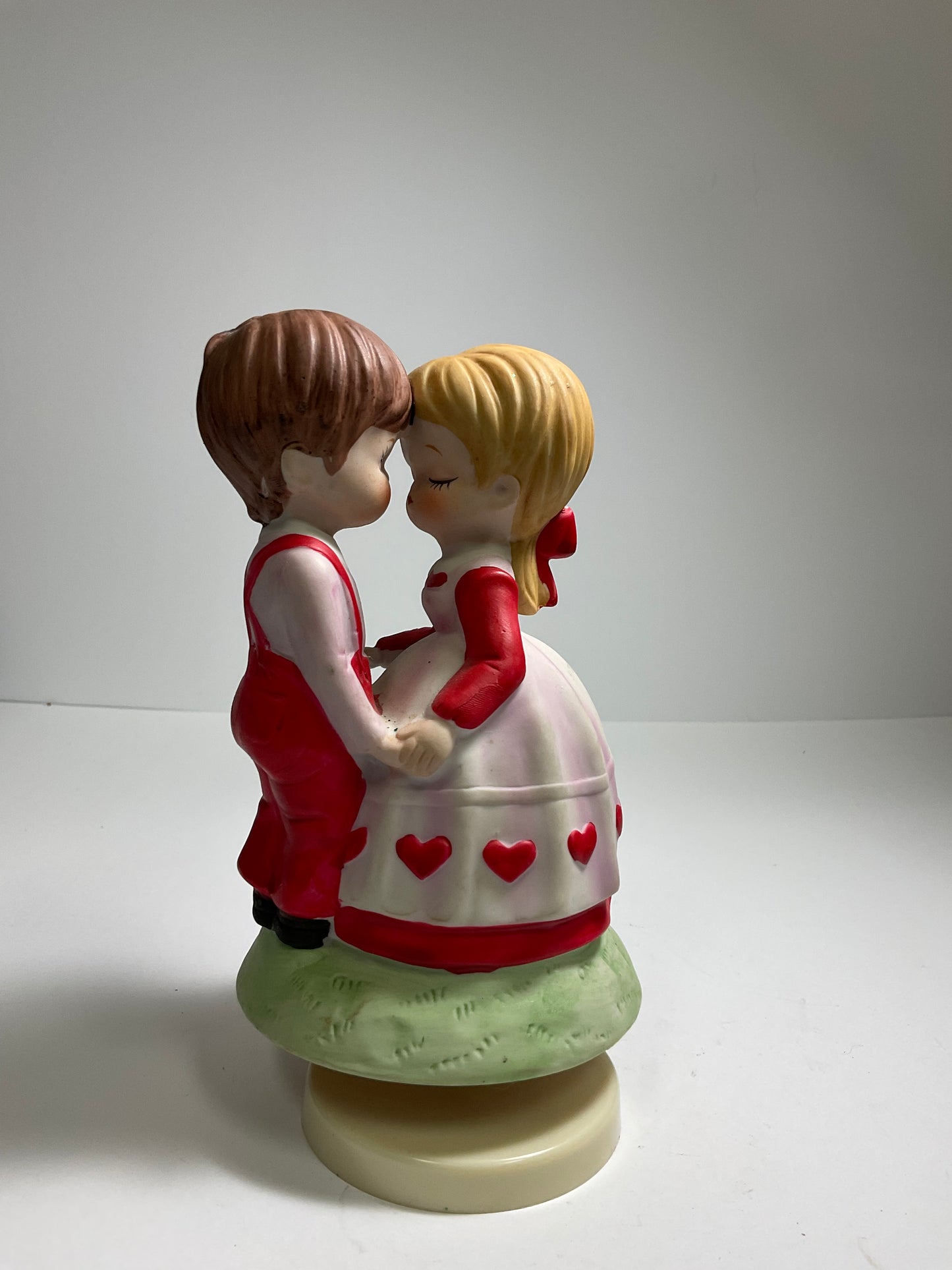 Lefton Sanyo Vintage Valentine Boy & Girl Kissing Hand Painted Ceramic Figurine