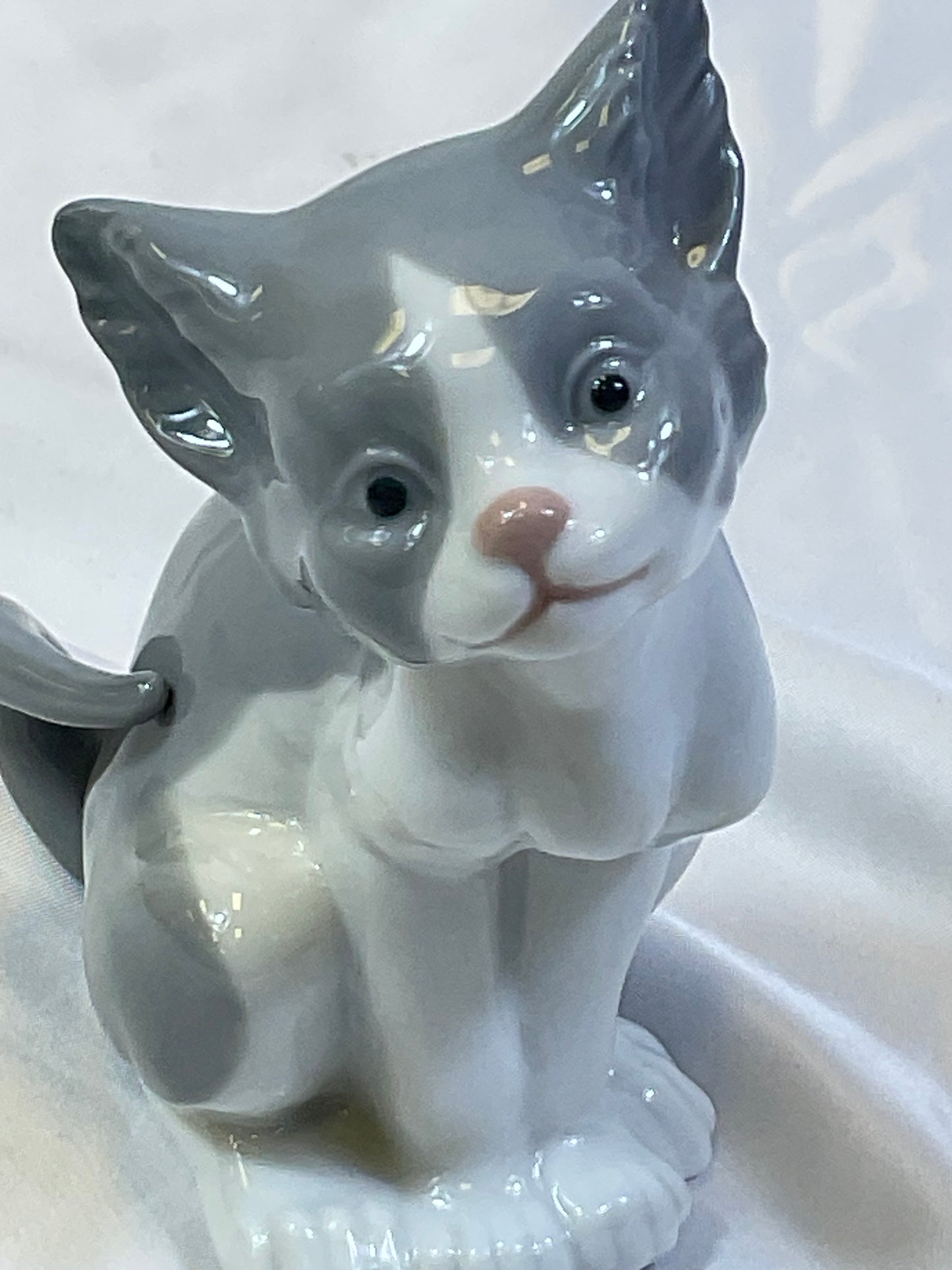 Lladro Vintage 1981 Handmade in Spain Porcelain Cat Figure "Feed Me" #5113