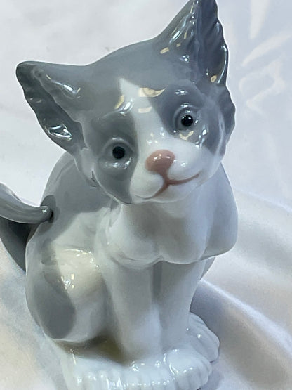 Lladro Vintage 1981 Handmade in Spain Porcelain Cat Figure "Feed Me" #5113