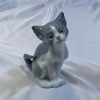 Lladro Vintage 1981 Handmade in Spain Porcelain Cat Figure "Feed Me" #5113