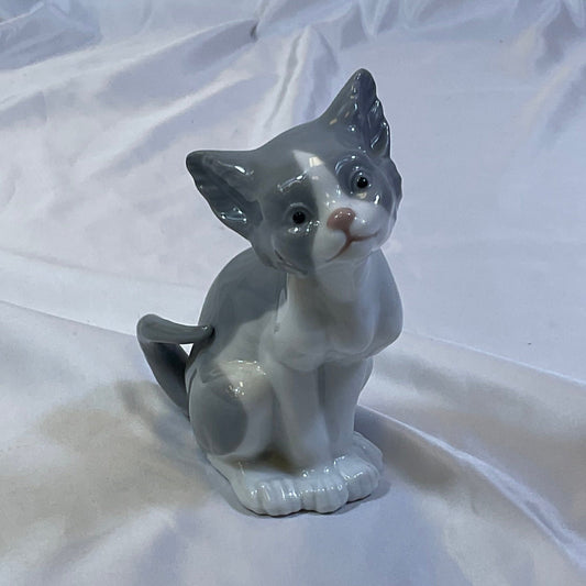Lladro Vintage 1981 Handmade in Spain Porcelain Cat Figure "Feed Me" #5113