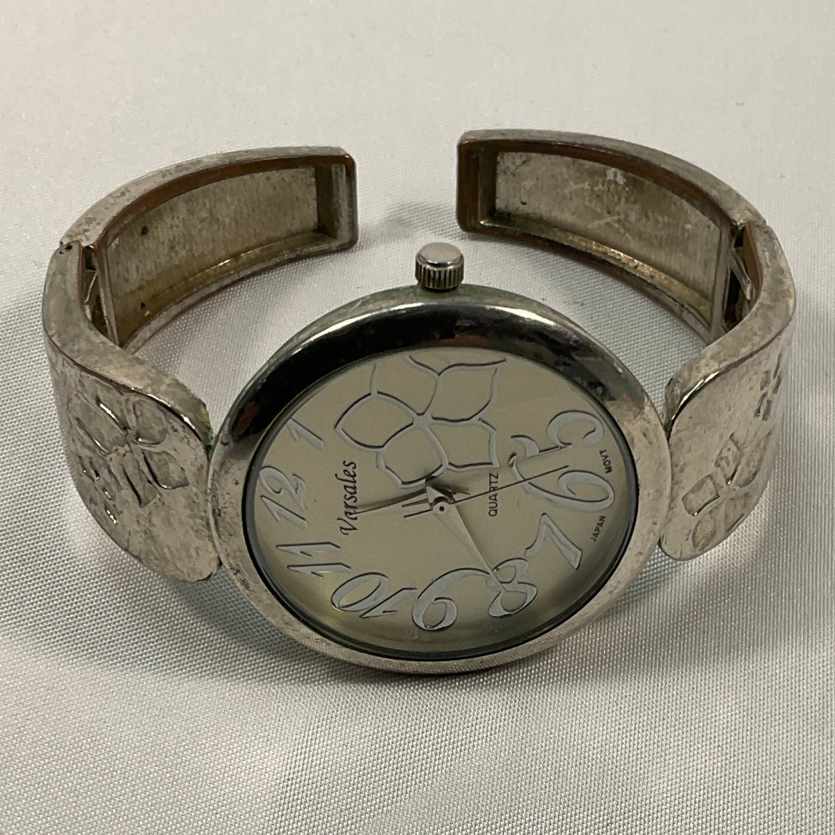 Varsales Silvertone Quartz Hinged Bracelet Style Women's Watch Pre-Owned with New Battery