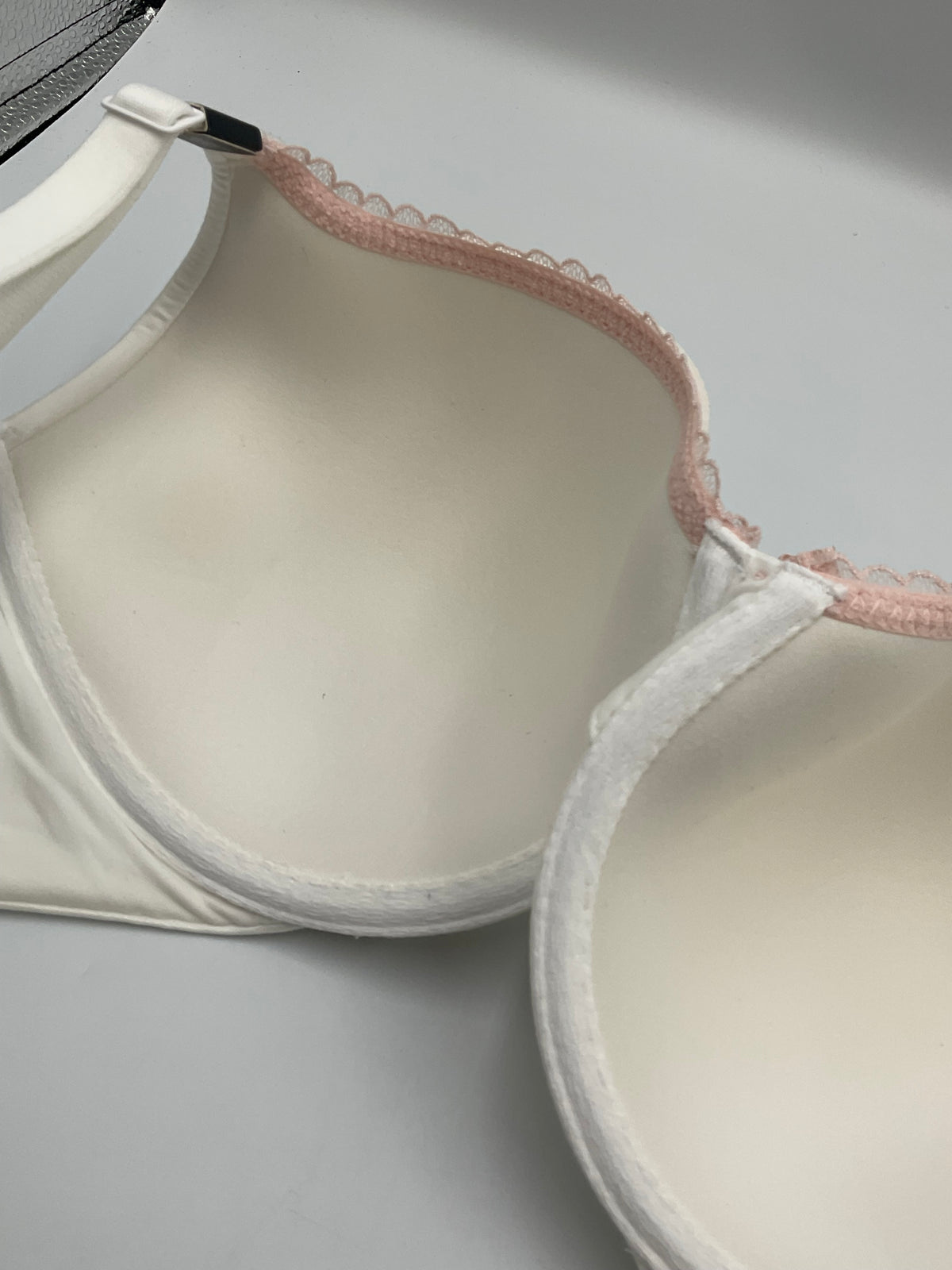 Victoria's Secret Body by Victoria Full Coverage Bra - White/Pink 2