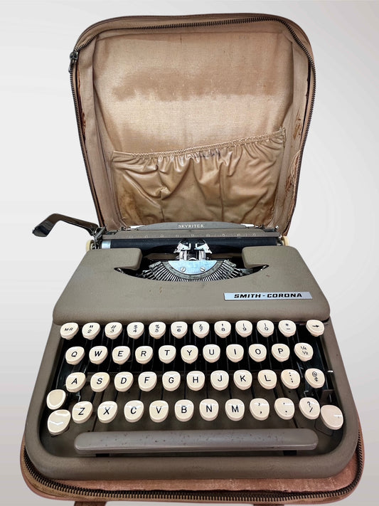 Smith-Corona Skyriter Vintage Typewriter Ultra Portable Light With Original Case