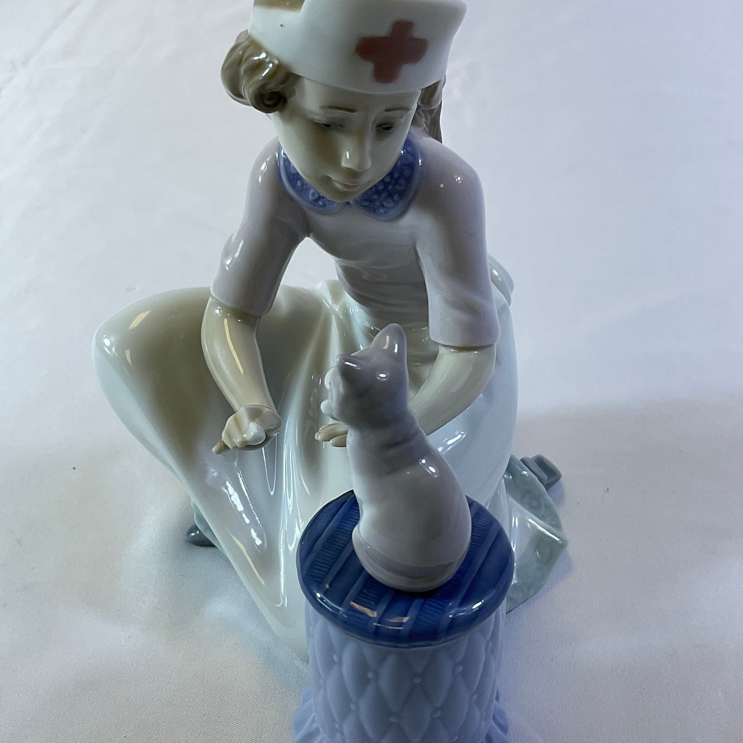Lladro Daisa Vintage 1993 Brielle Galleries Worldwide Exclusive Hand-Signed Loving Care #6087 Porcelain Collectible Figurine Nurse Vet Rescue Kitten Retired Issue Handmade in Spain