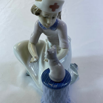 Lladro Daisa Vintage 1993 Brielle Galleries Worldwide Exclusive Hand-Signed Loving Care #6087 Porcelain Collectible Figurine Nurse Vet Rescue Kitten Retired Issue Handmade in Spain
