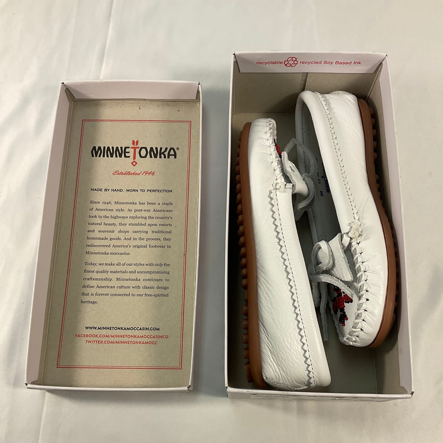 MINNETONKA White Leather Beaded Thunderbird Indian Moccasin Loafers Women's Shoes Size 5.5