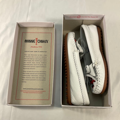 MINNETONKA White Leather Beaded Thunderbird Indian Moccasin Loafers Women's Shoes Size 5.5