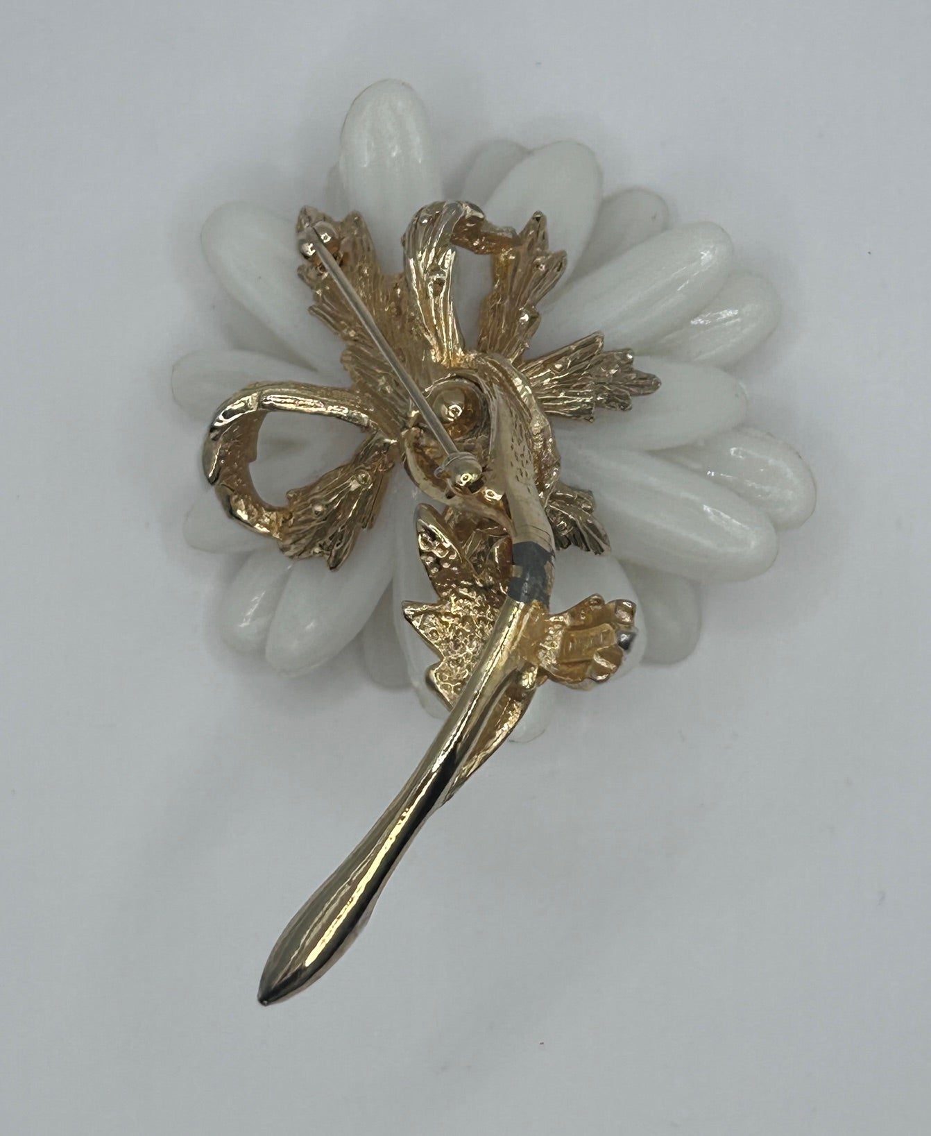 Daisy Flower Figure Brooch Pin