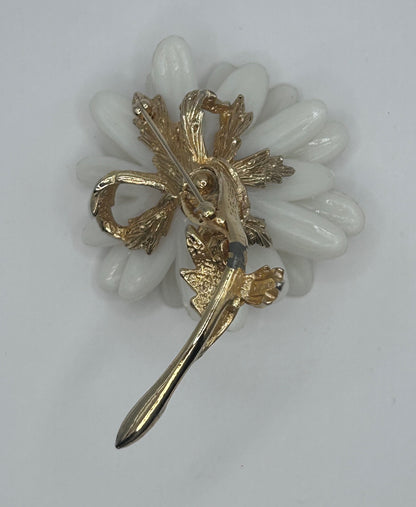 Daisy Flower Figure Brooch Pin