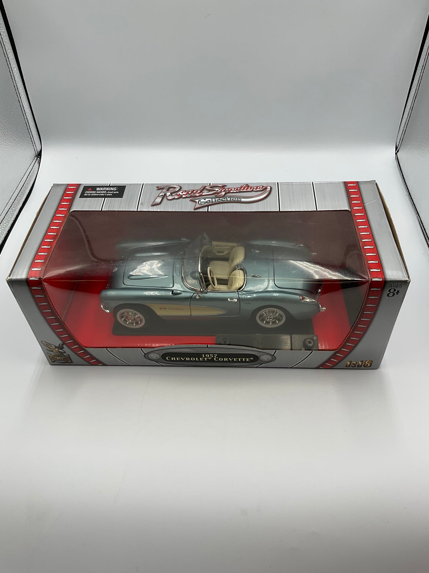 Road Signature 1957 Chevy Corvette Die Cast Model Car 1/18 Scale