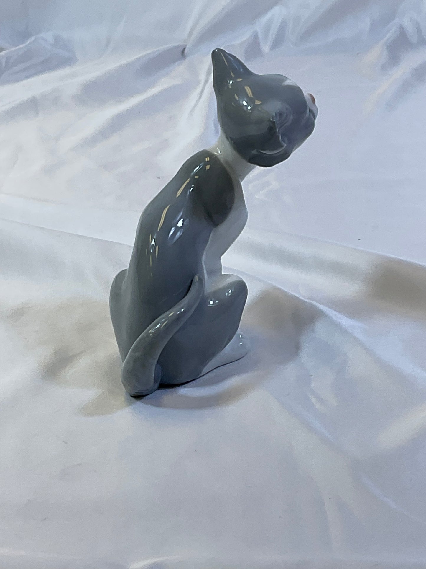 Lladro Vintage 1981 Handmade in Spain Porcelain Cat Figure "Feed Me" #5113