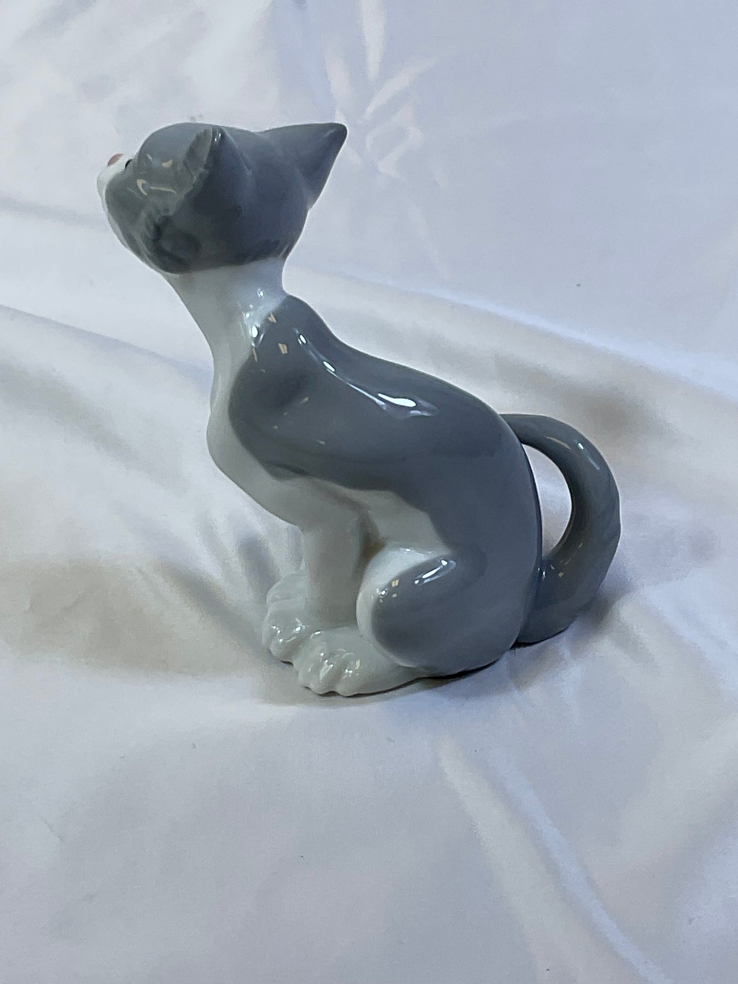 Lladro Vintage 1981 Handmade in Spain Porcelain Cat Figure "Feed Me" #5113