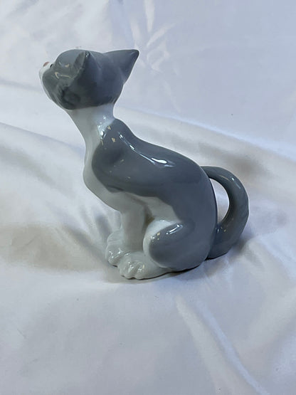 Lladro Vintage 1981 Handmade in Spain Porcelain Cat Figure "Feed Me" #5113