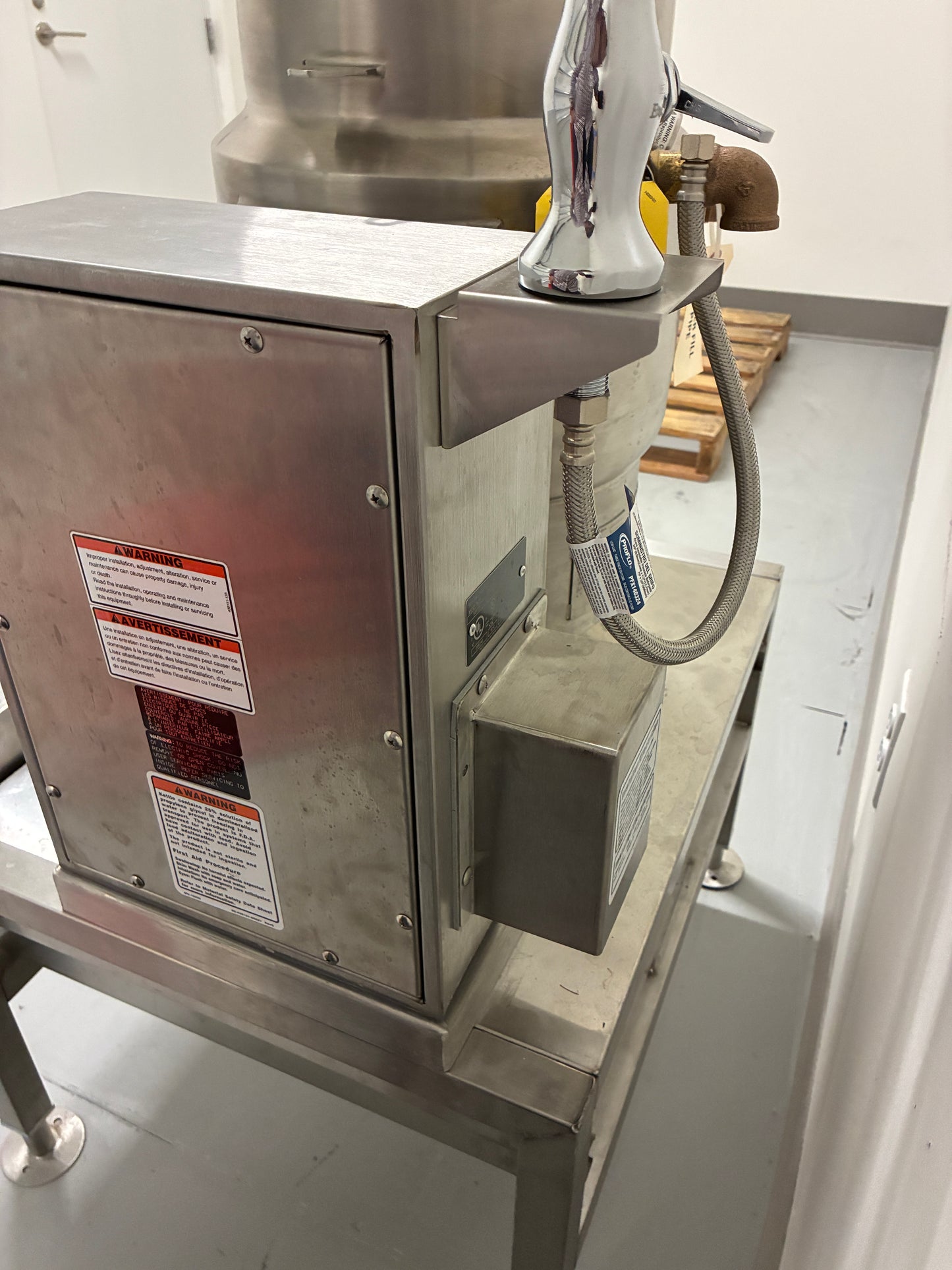 Brand New 2024 Vulcan K6Ett-7 6 Gallon Tilting Electric Steam Jacketed Kettle 7.5kw 208V with Base Table Stand