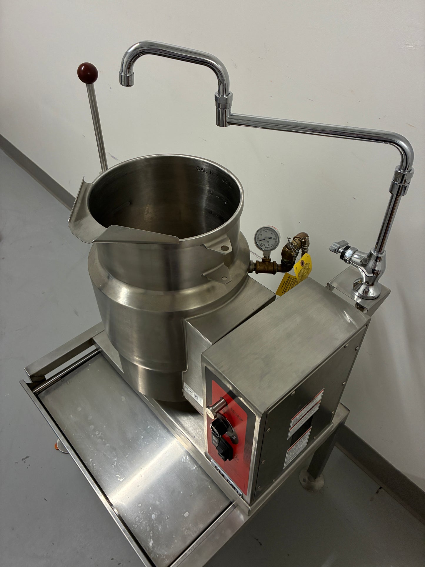 Brand New 2024 Vulcan K6Ett-7 6 Gallon Tilting Electric Steam Jacketed Kettle 7.5kw 208V with Base Table Stand