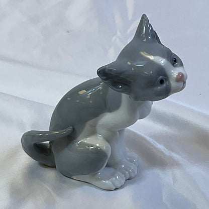 Lladro Vintage 1981 Handmade in Spain Porcelain Cat Figure "Feed Me" #5113