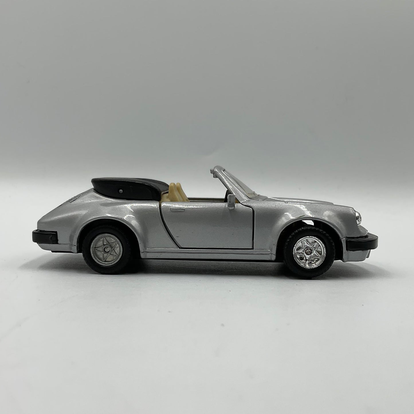 1966 1:36 Ferrari 330 GTS Spyder Die-Cast Scale Model Replica Car