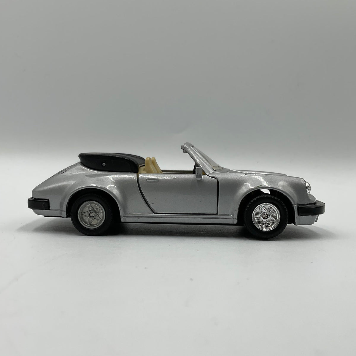 1966 1:36 Ferrari 330 GTS Spyder Die-Cast Scale Model Replica Car