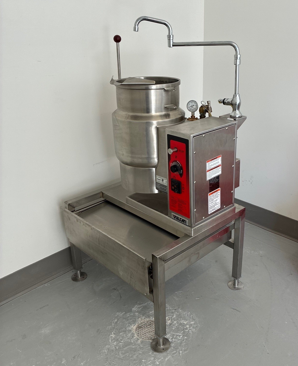 Brand New 2024 Vulcan K6Ett-7 6 Gallon Tilting Electric Steam Jacketed Kettle 7.5kw 208V with Base Table Stand